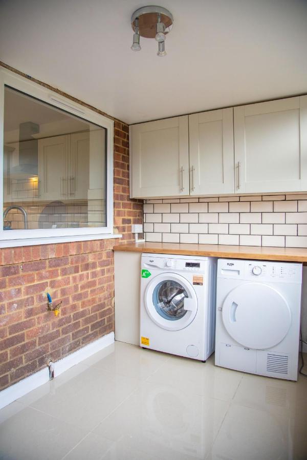 Maunsell House - Lovely central home near Designer Outlets & town with parking - B&B