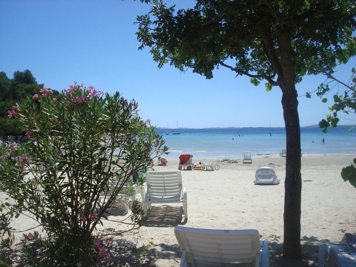 Holiday Home Pine Villa - B&B Pakoštane