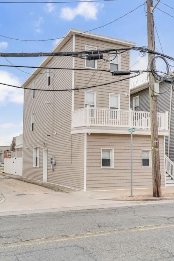 Dave and Busters, Outlets, Convention Center across street w Parking - Sleeps 15 - B&B