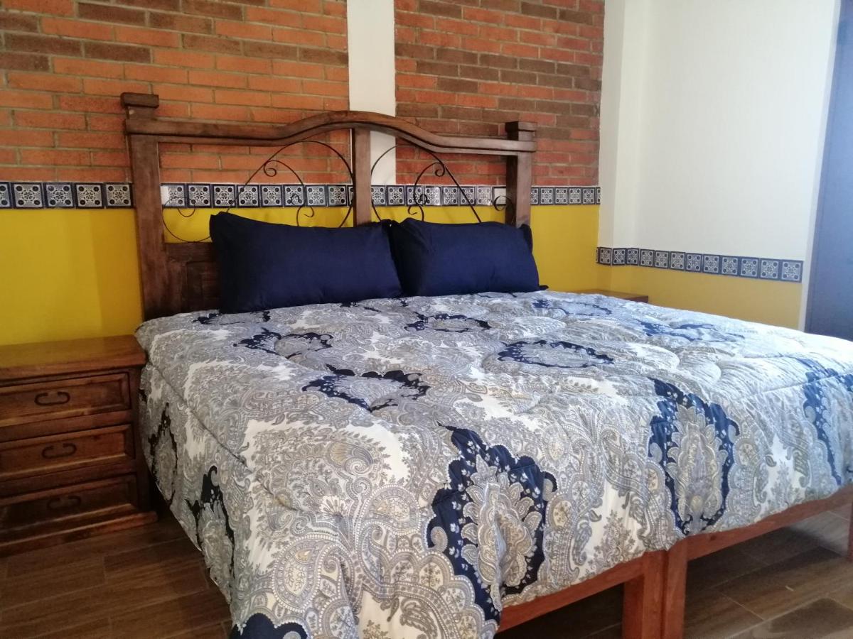 Habitación con cama extragrande y balcón