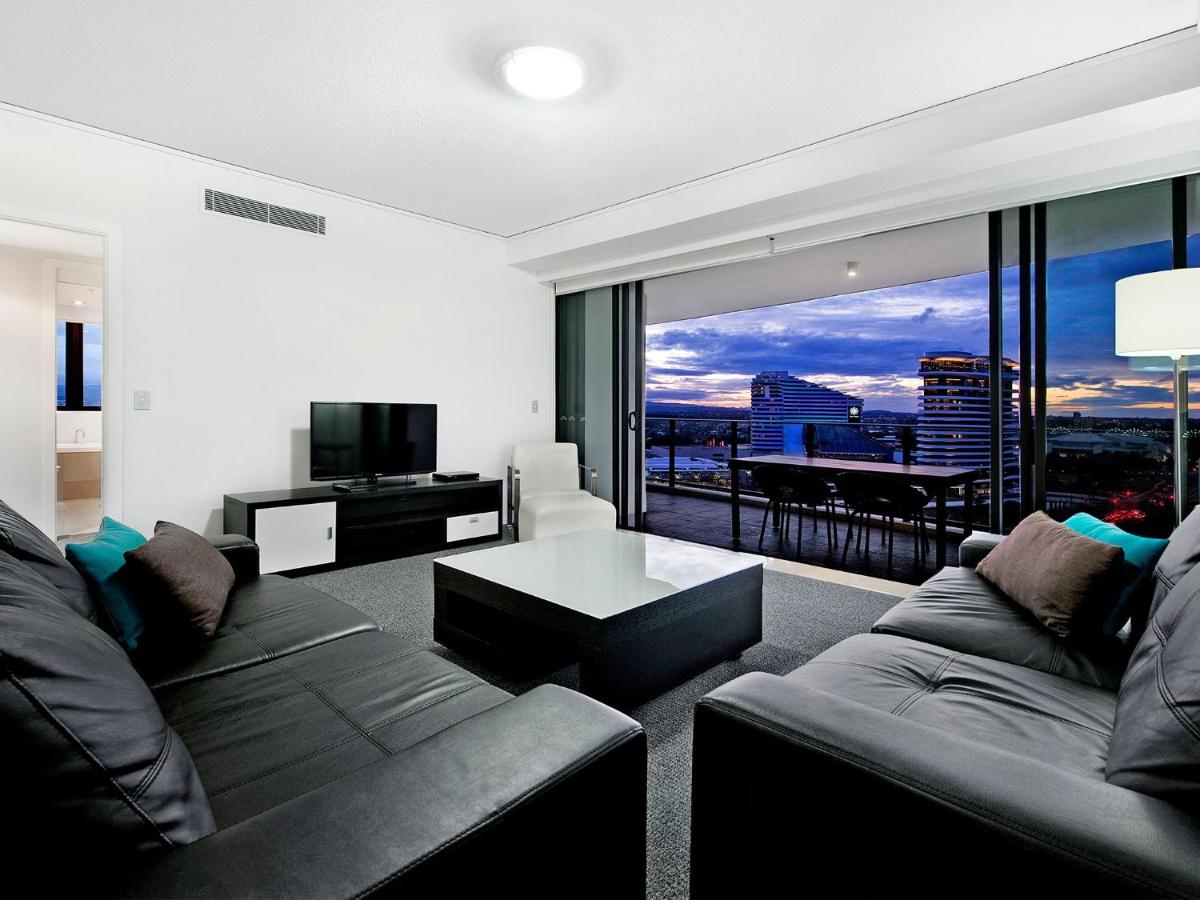 B&B Gold Coast - Large Modern 3 Bedroom Apartment With City Views - Bed and Breakfast Gold Coast