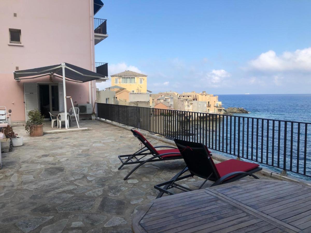 Une grande terrasse sur la mer - B&B Brando