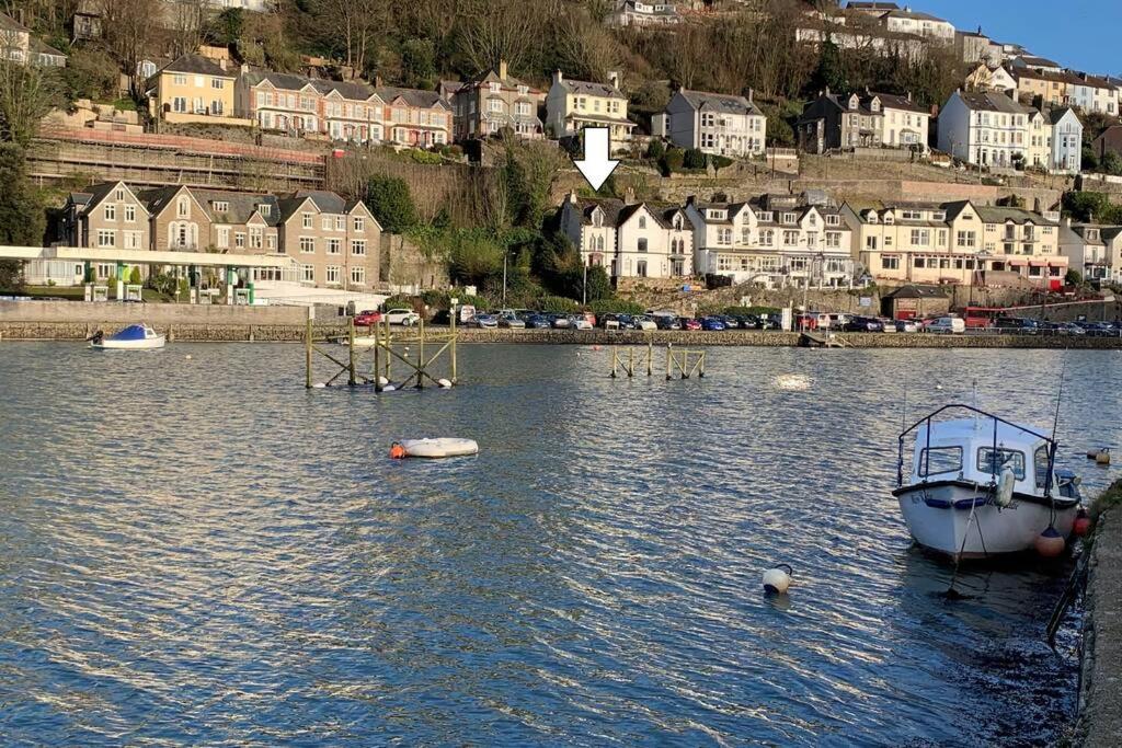 Modern House in Looe, Near Beach and Bars with Great Views and free access to a nearby Indoor Swimming Pool - Chambres d’hôtes