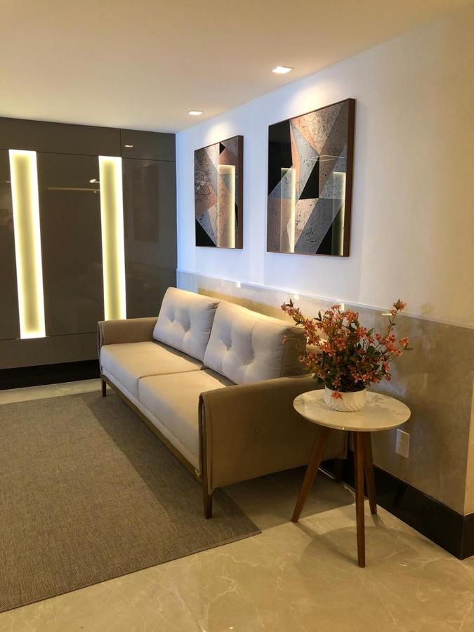 Magnífico APARTAMENTO de Charme - 3 quartos AR CONDICIONADOS SPLIT - Beira Mar, 2 banheiros, 2 Vagas Garagem, 4 Varandas, 2 Elevadores, Redes para Descanso, Wi-Fi, Air Fryer, Disney Plus, HBO Max, Guarda Sol, Cadeiras de Praia, Carrinho e Caixa Térmica - B&B Guarapari