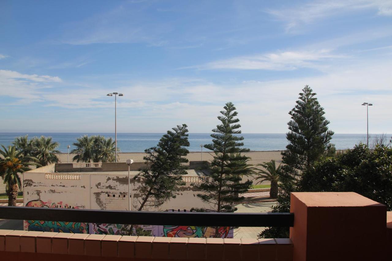 Apartamento en primera línea de playa, con vistas a la playa y con wifi - Chambres d'hôtes Roquetas de Mar