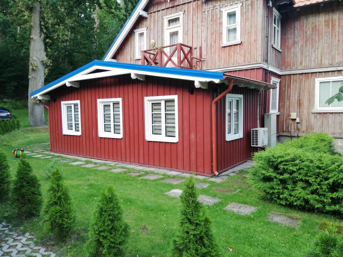 Butas su sodu saulėtoje verandoje Juodkrantėje, prie Ievos Kalno - B&B