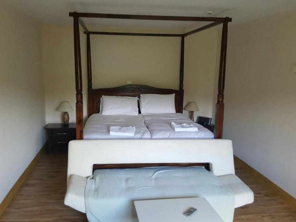 Vierbettzimmer mit Dusche