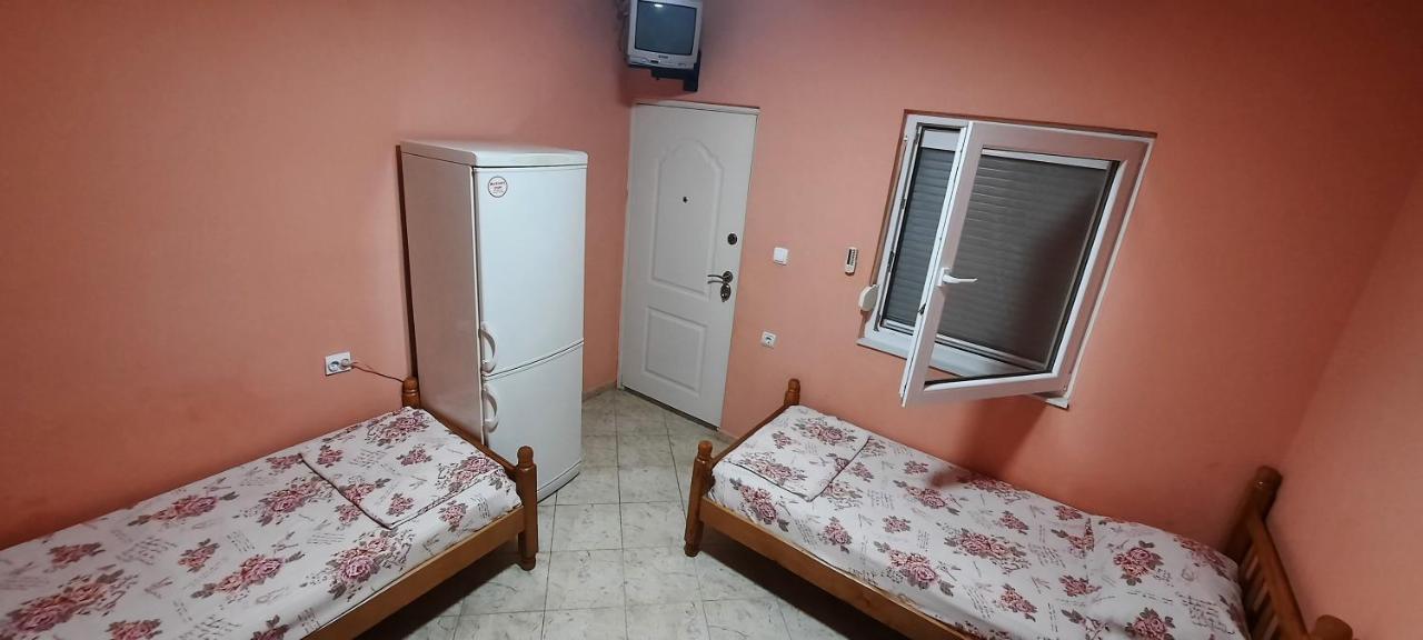 Deze driepersoonskamer heeft een gedeelde badkamer.