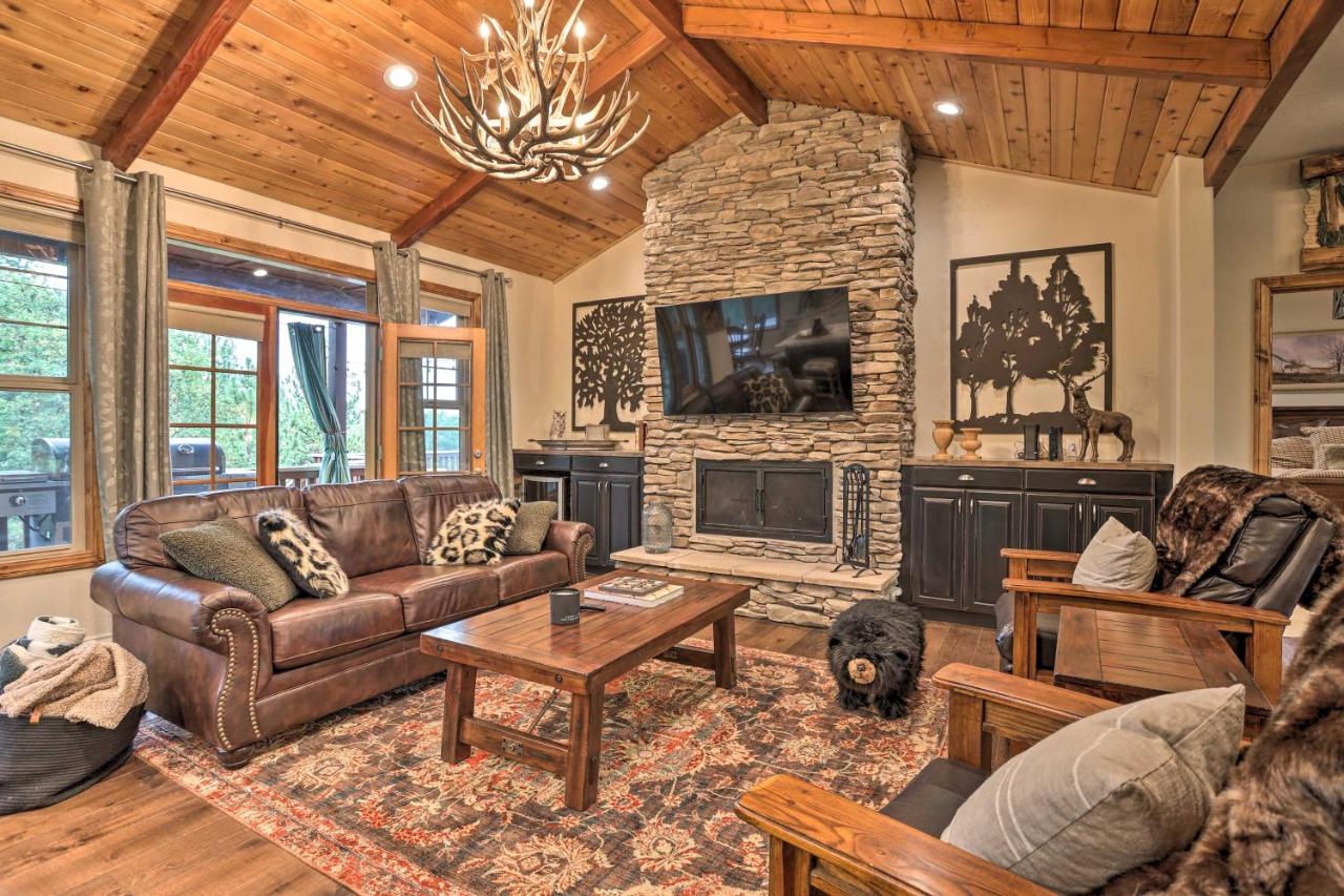 Near Bear Mountain and Big Bear Lake Gem with Hot Tub - B&B