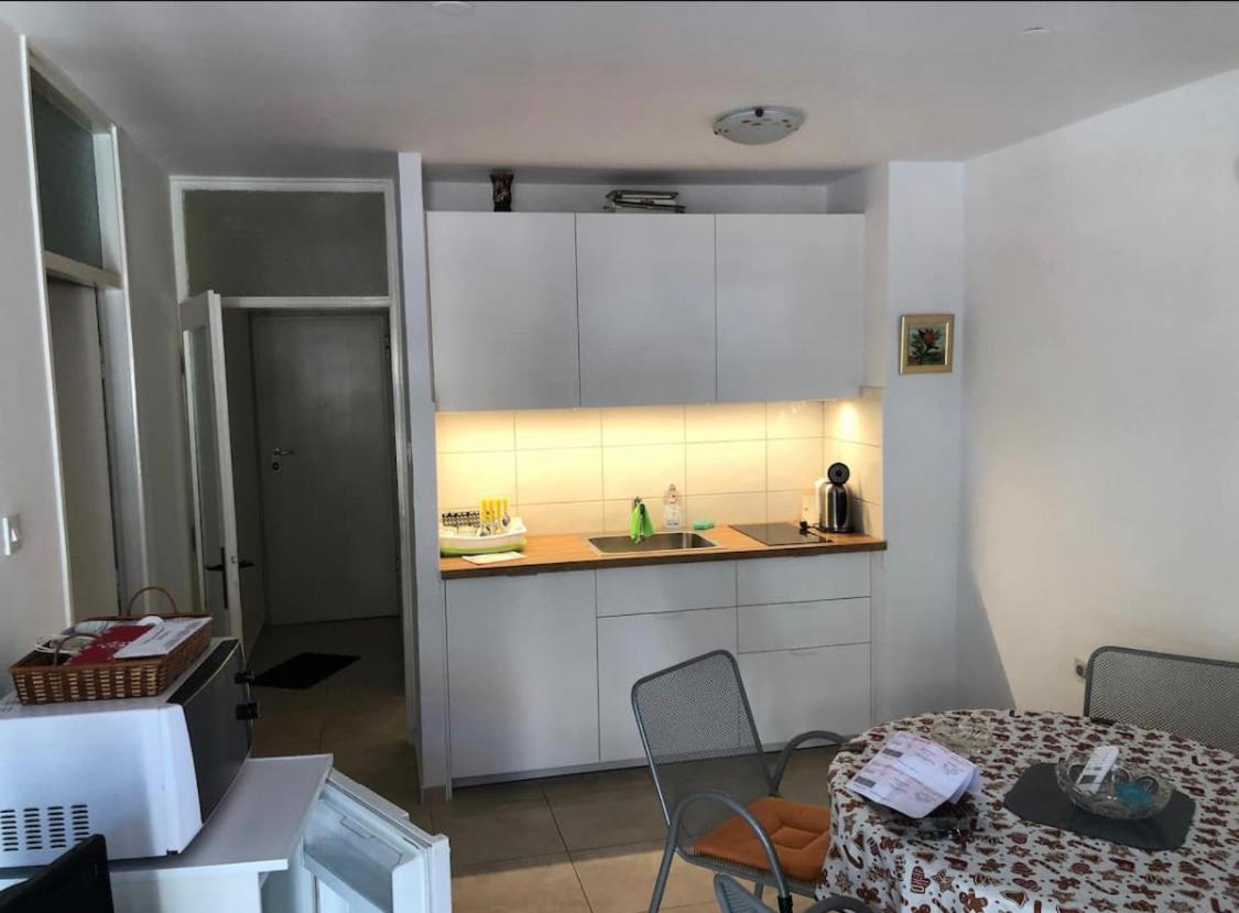 Sara apartment Punta Omis near sandy beach - B&B