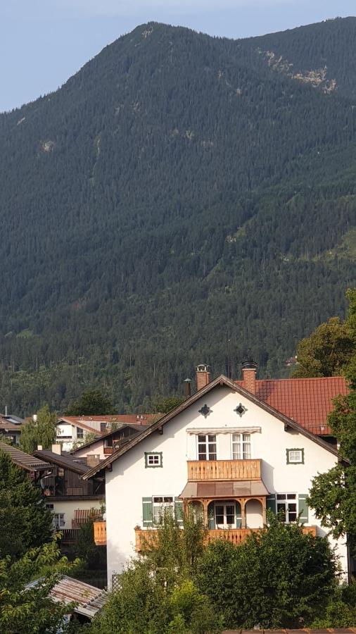 Bunter Hirsch Ferienwohnung im Garmischer Zentrum - B&B Garmisch-Partenkirchen