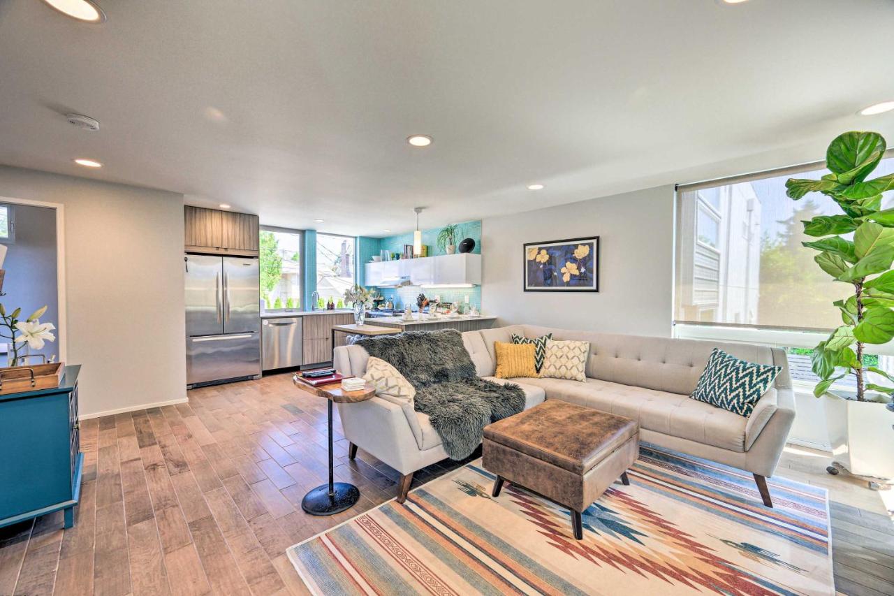 Canal and Mtn Views Pet-Friendly Seattle Retreat - B&B Seattle