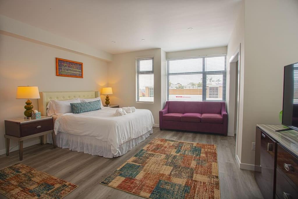 Comfy Studio with Cali King Size Mattress - B&B
