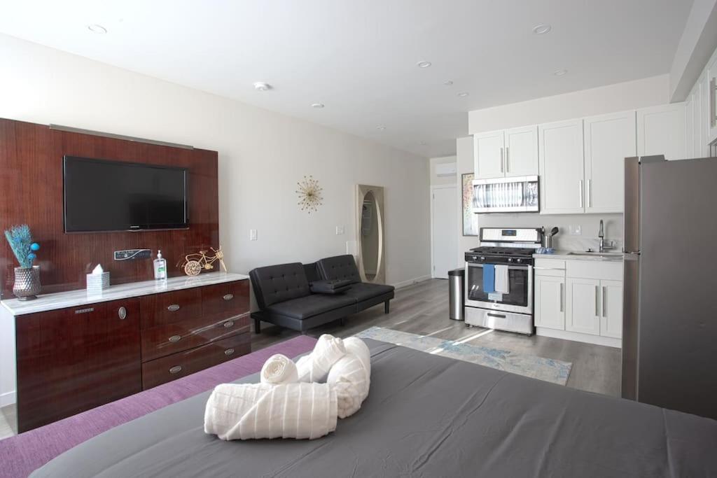 Luxurious Furnished Studio w Full Kitchen in SD - Chambres d’hôtes