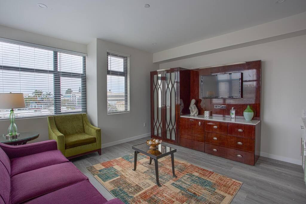 Cali King Size One Bedroom Luxurious Suite in DTSD - B&B