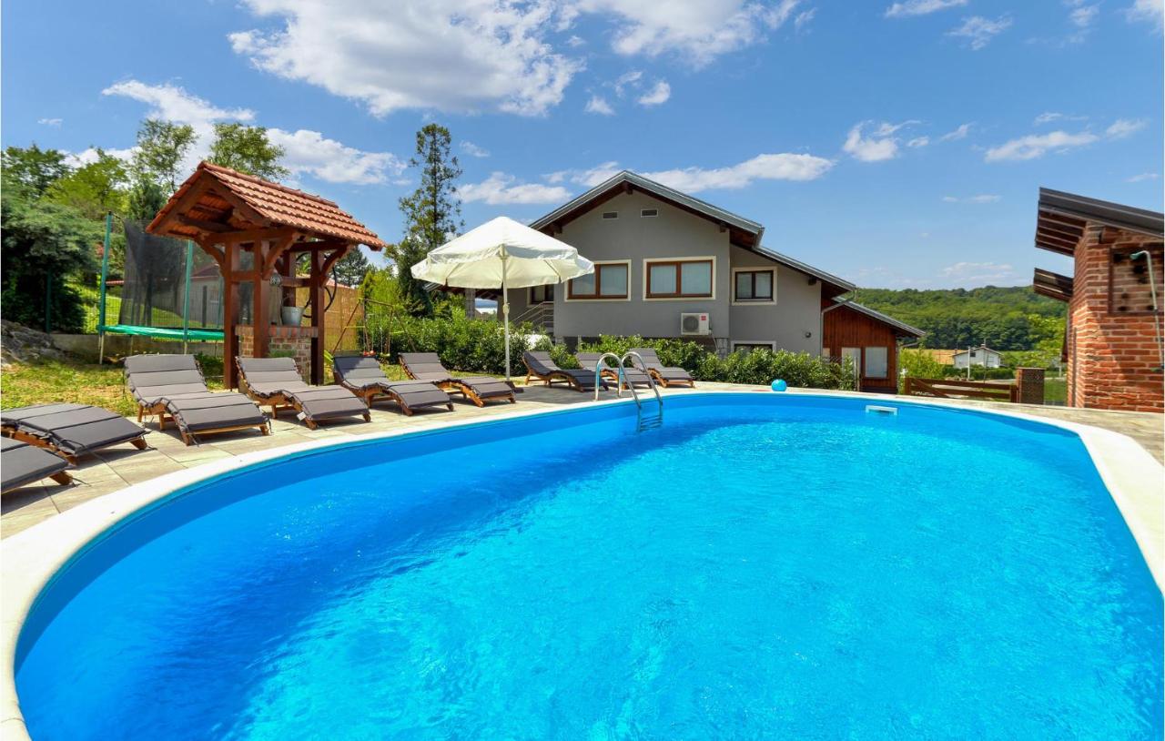 B&B Jastrebarsko - Beautiful Home In Jastrebarsko With 7 Bedrooms, Wifi And Outdoor Swimming Pool - Bed and Breakfast Jastrebarsko