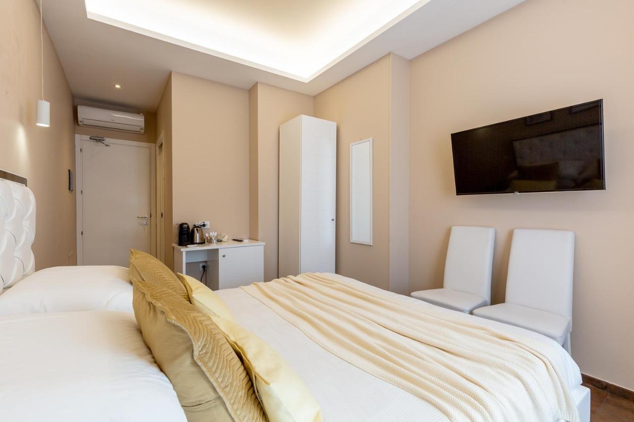 Double Room with Private Bathroom and Sea View