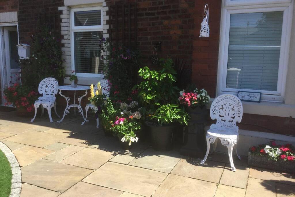 Leafy Lytham central Lovely ground floor 1 bedroom apartment with private garden In Lytham dog friendly - Chambres d'hôtes Lytham St Annes