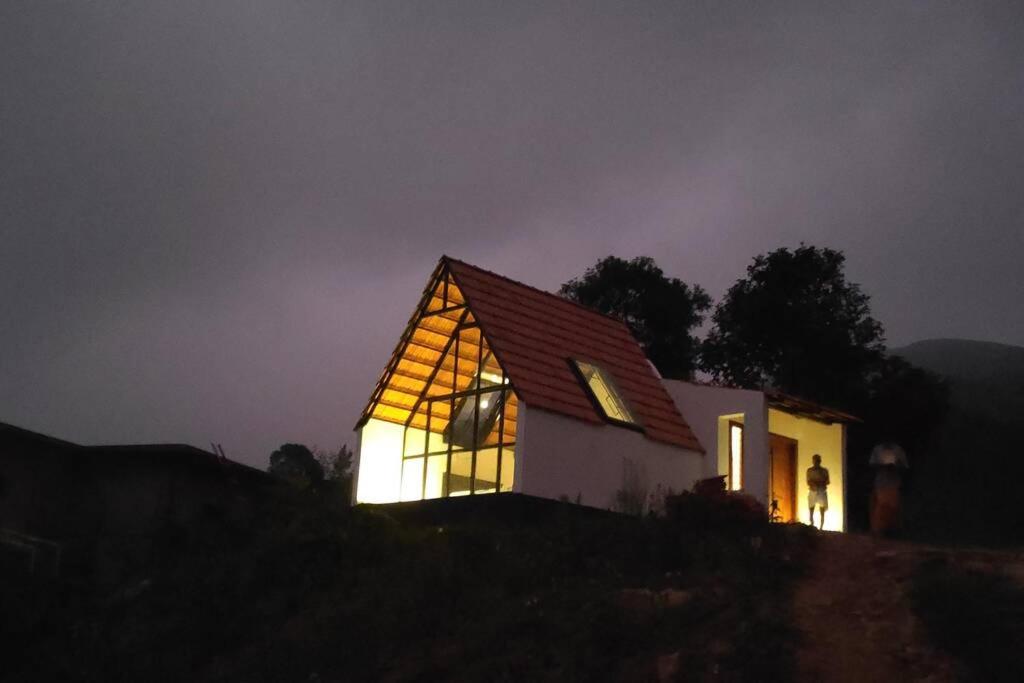 Farmstay in ചില്ലുകൂടാരം at Les Domki et al. - B&B
