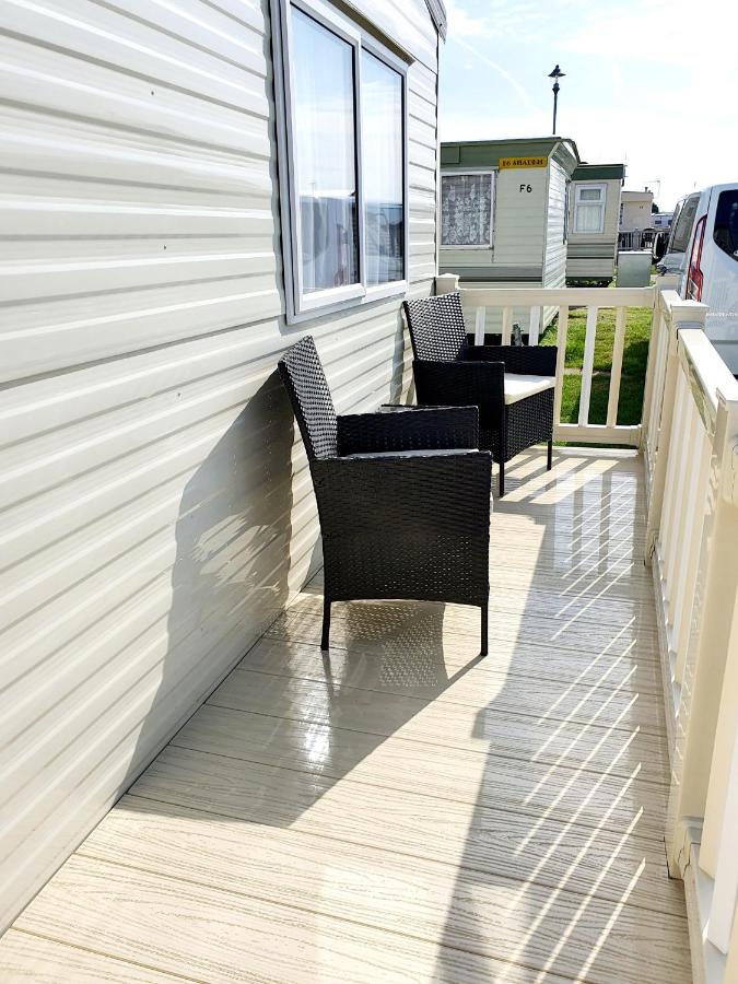 Premium accommodation with luxury HOT-TUB and decking area, near Fantasy Island - B&B