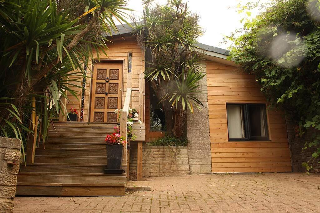 Peaceful & Central Self Contained 1 Bedroom House - B&B