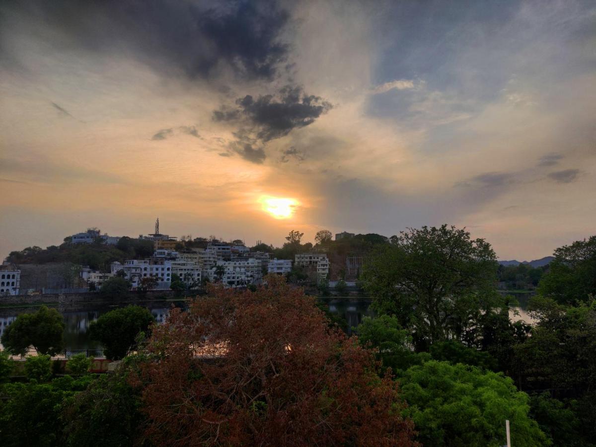 TicAna Apartments with all amenities lake view & terrace garden Ac Kitchen wifi - Ferienwohnung