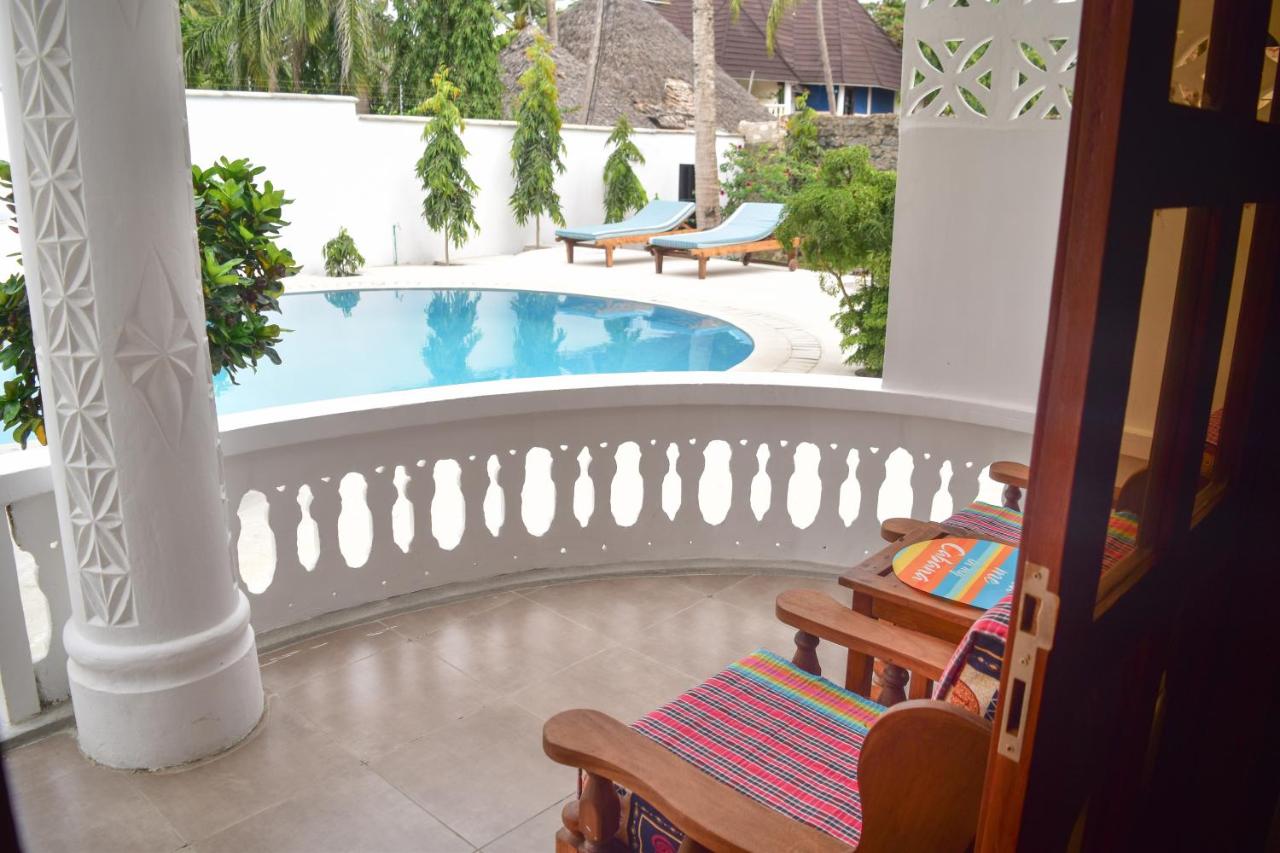 Zimmer mit Kingsize-Bett und Poolblick