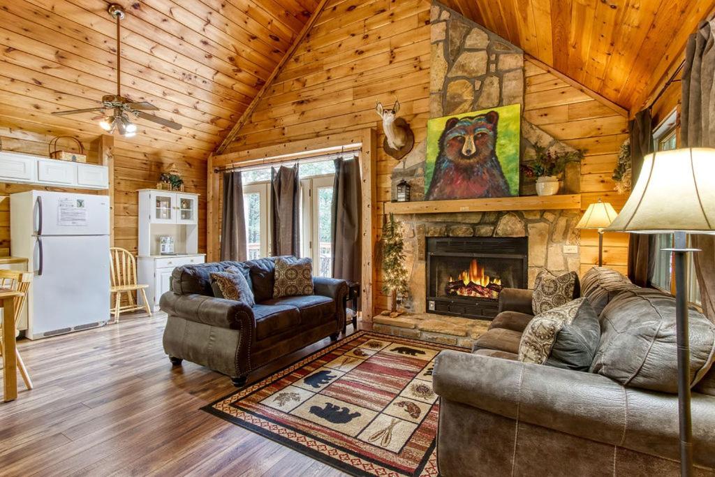 Sugar Bear Lodge, Hot Tub, WIFI, 560 FREE tickets each paid day - Chambres d’hôtes Sevierville