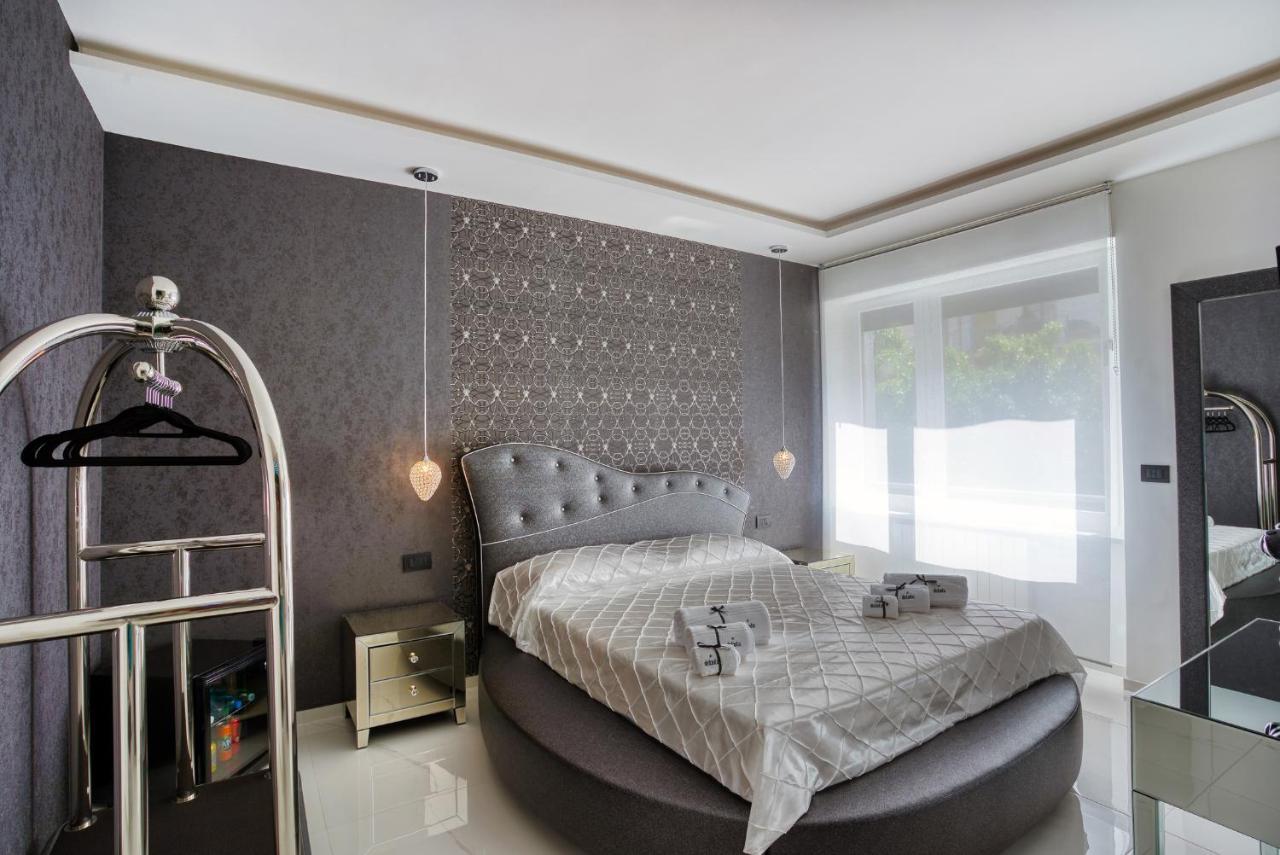 Zimmer mit Kingsize-Bett und Whirlpool