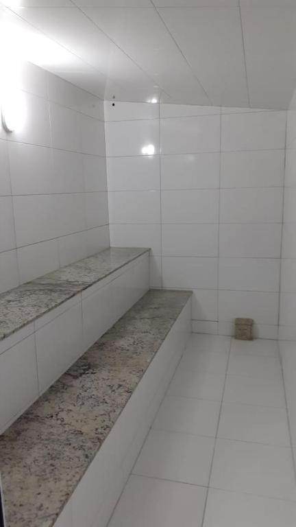 Edf Gil Nogueira-Praia Morro-Guarapari-3º Andar-APTO FTE-SOL MANHA-Piscina-Sauna-02 quartos com Ar -TV Tela Plana-Wi-Fi-Varanda Gourmet -Tela de Proteção - Purificador Água-Airfray-Dois elevadores-01 Garagem-Portaria 24 horas-50 mts da Praia do Morro - Bed and Breakfast Guarapari