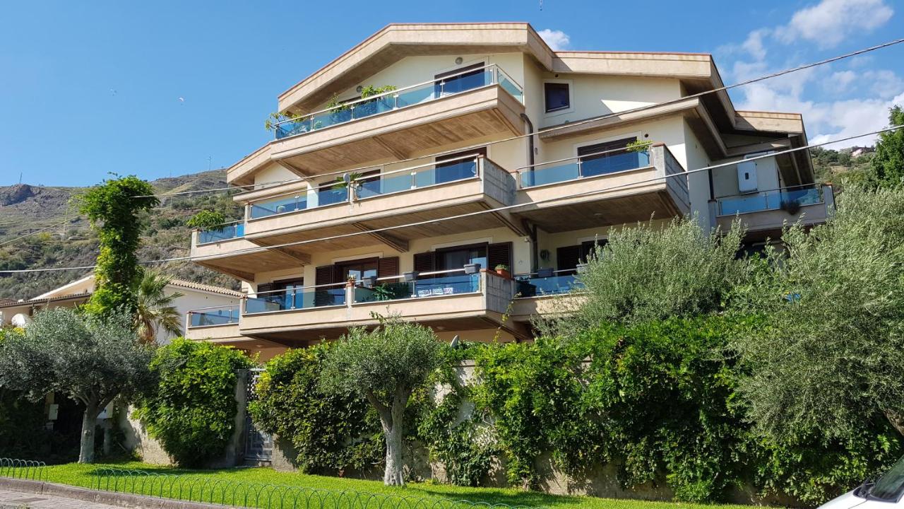 Luxury Beachfront Apartment Taormina Pool and Parking - B&B Taormina