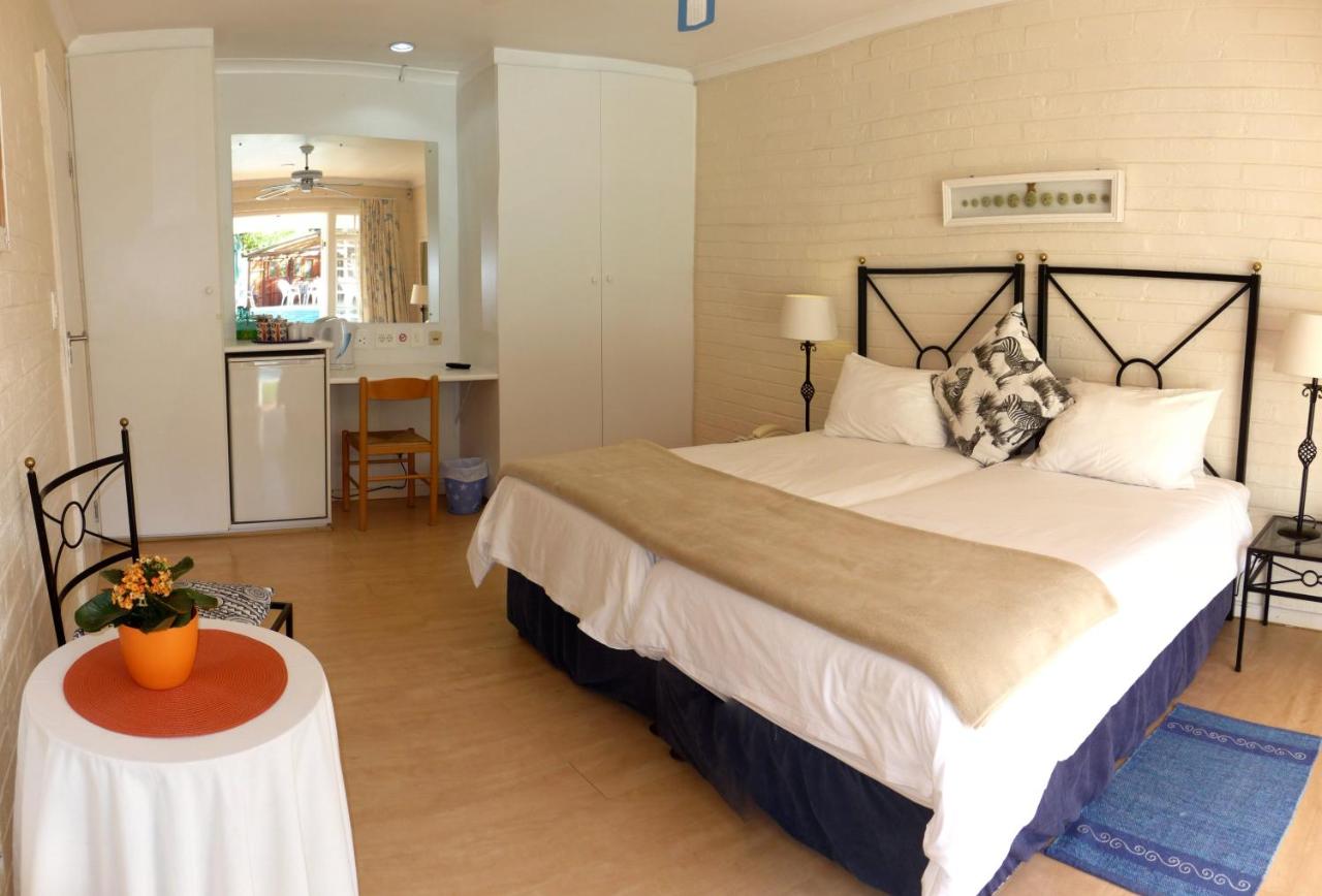 Twin Room with Pool View - Van der Stel