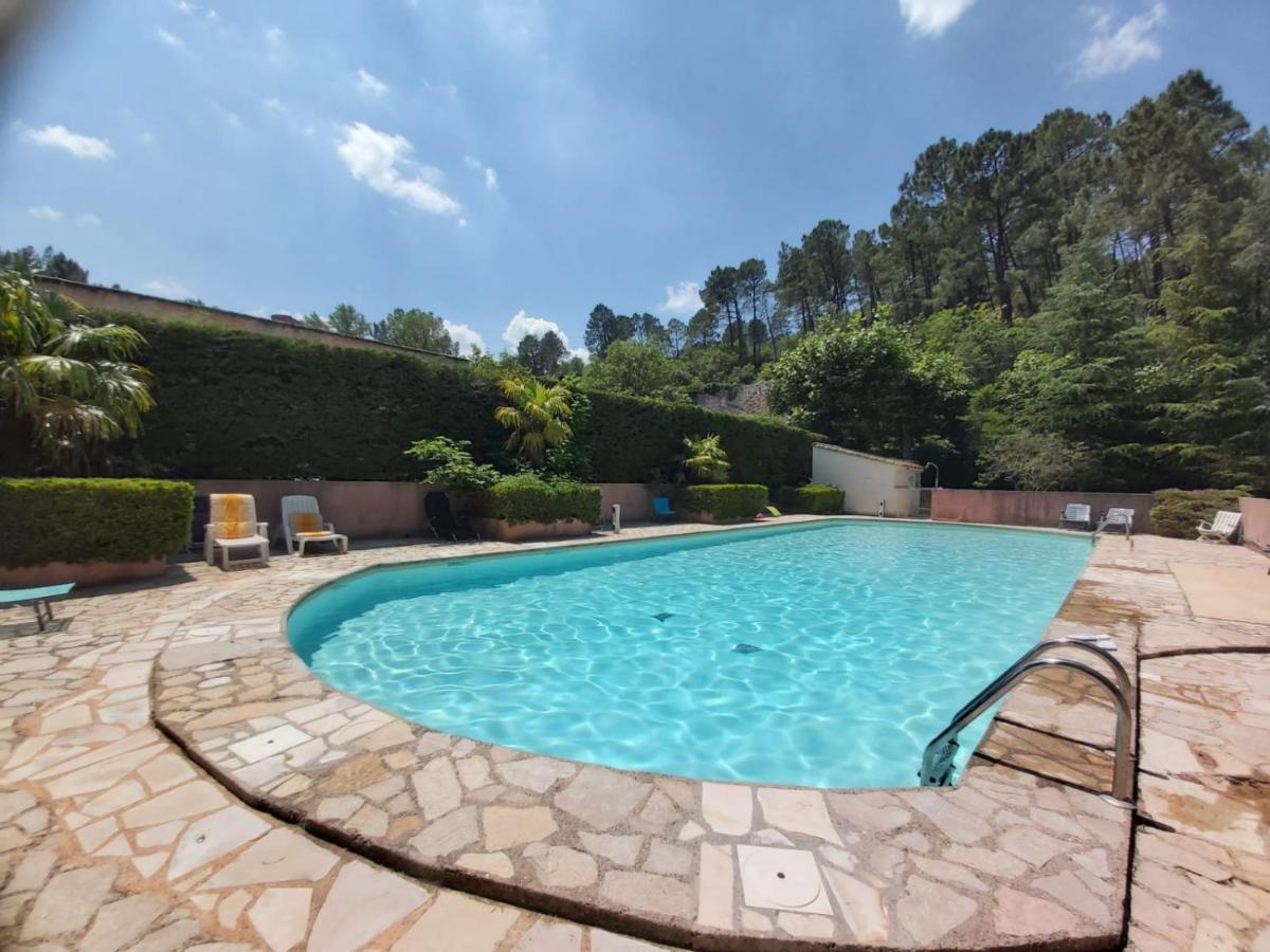 Éblouissant appartement au calme d'une résidence avec piscine idéalement situé au pied du Colorado provençal dans le prestigieux Luberon - Ferienwohnung