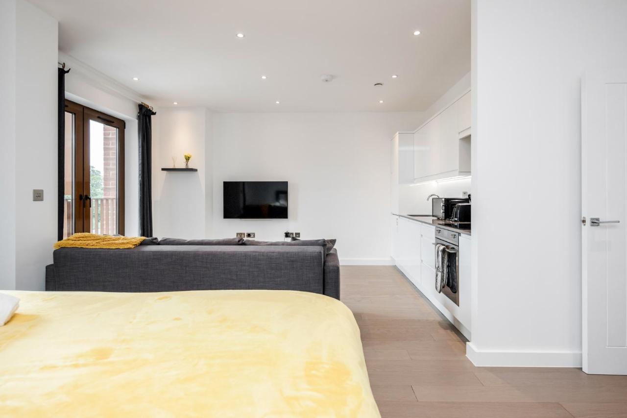 B&B St Albans - Luxury Studio Apartment St Albans - Free Parking with Amaryllis Apartments - Bed and Breakfast St Albans