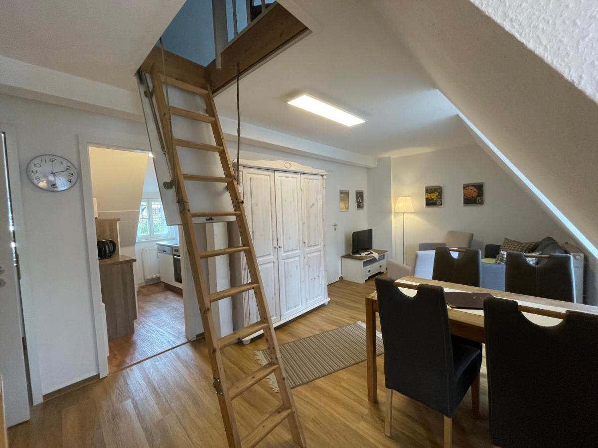 Apartment mit 2 Schlafzimmern, Balkon und einer hohen Treppe – 2