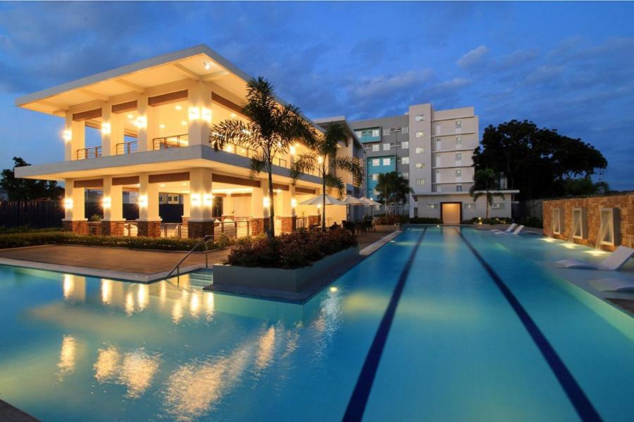 B&B Davao - Downtown Davao City 2 BR Condo with pool and gym - Bed and Breakfast Davao