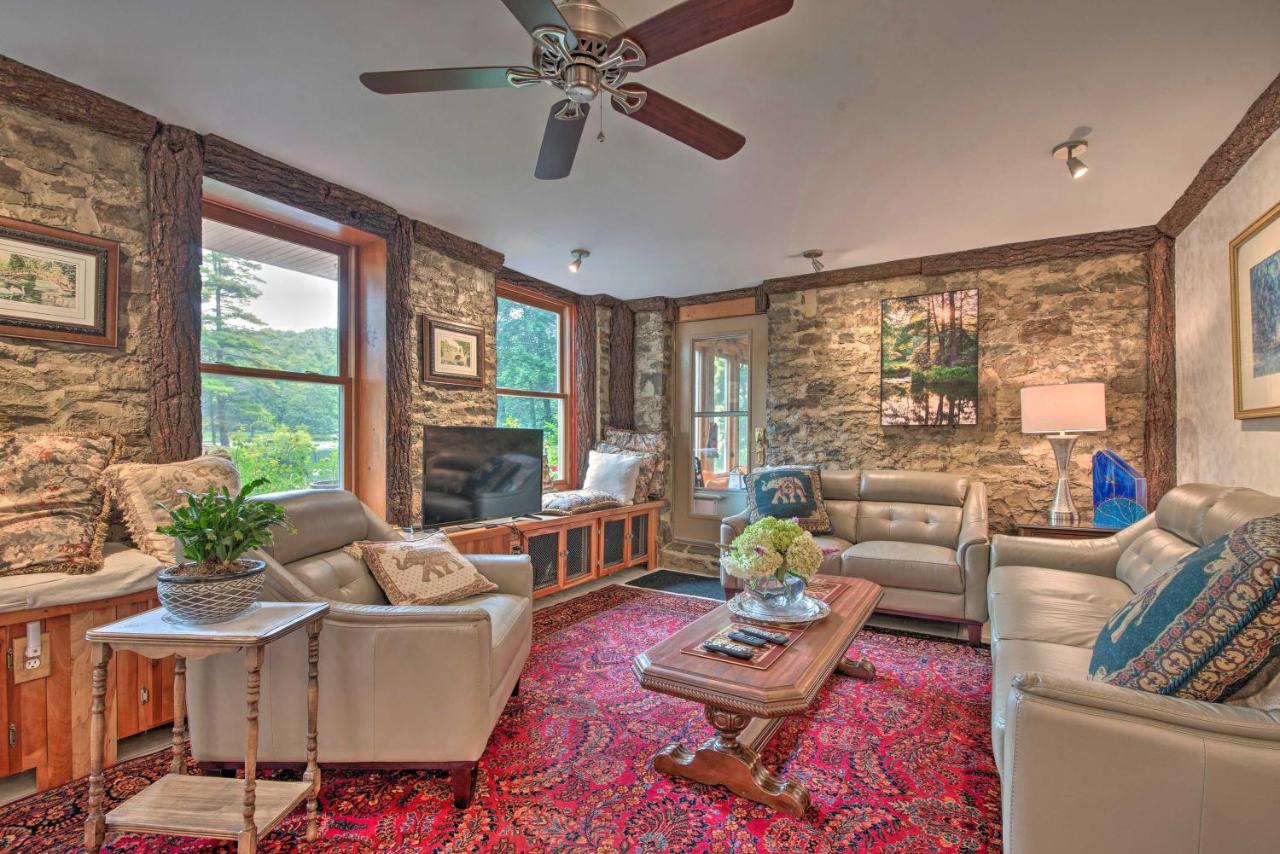 Lakefront Poconos Retreat w/ Hot Tub, Near Hiking! - Chambres d'hôtes Bear Creek Village