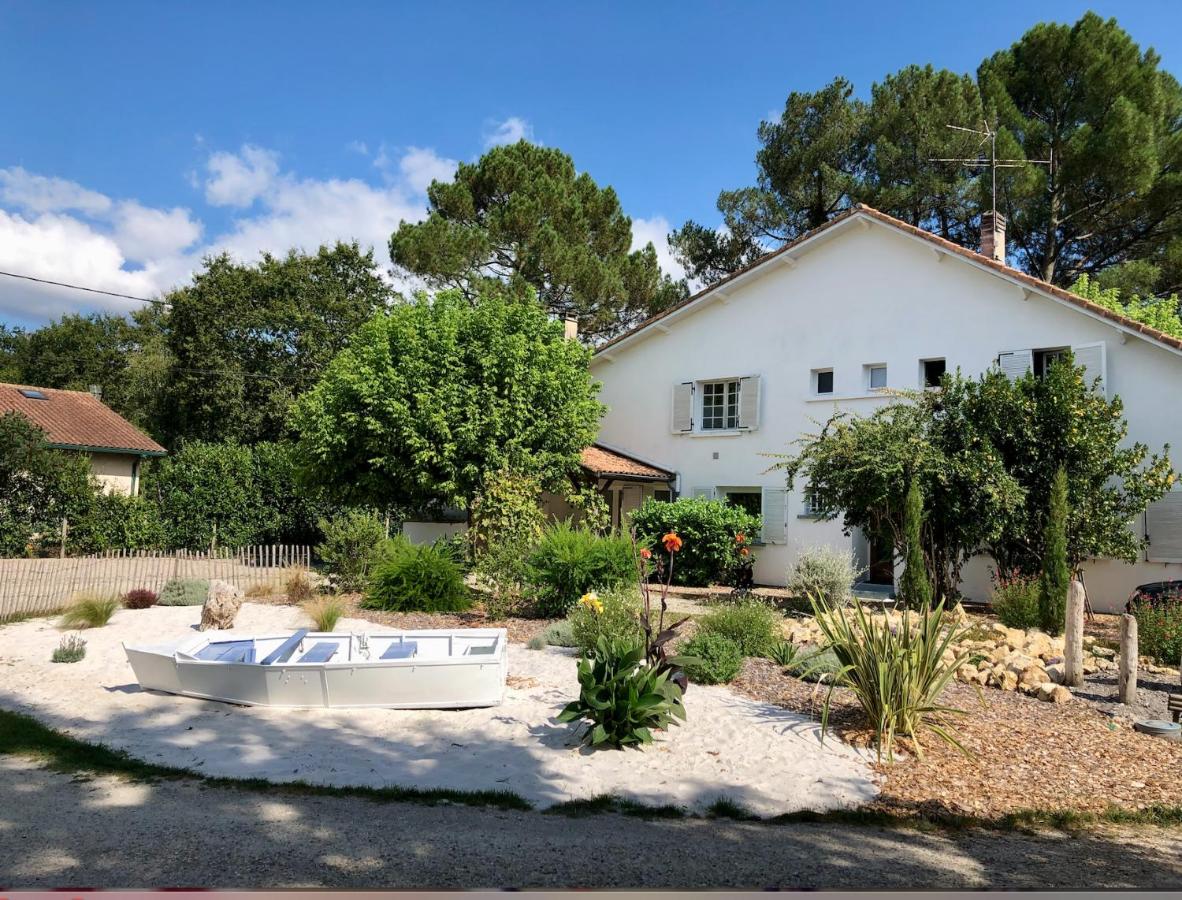 Maisons de vacances proche Bordeaux Gites d'Ici et d'Ailleurs 6 et 4 personnes Dépendances dans propriété - B&B