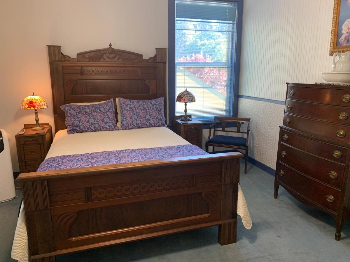 Chambre Lit Queen-Size avec Salle de Bains Commune