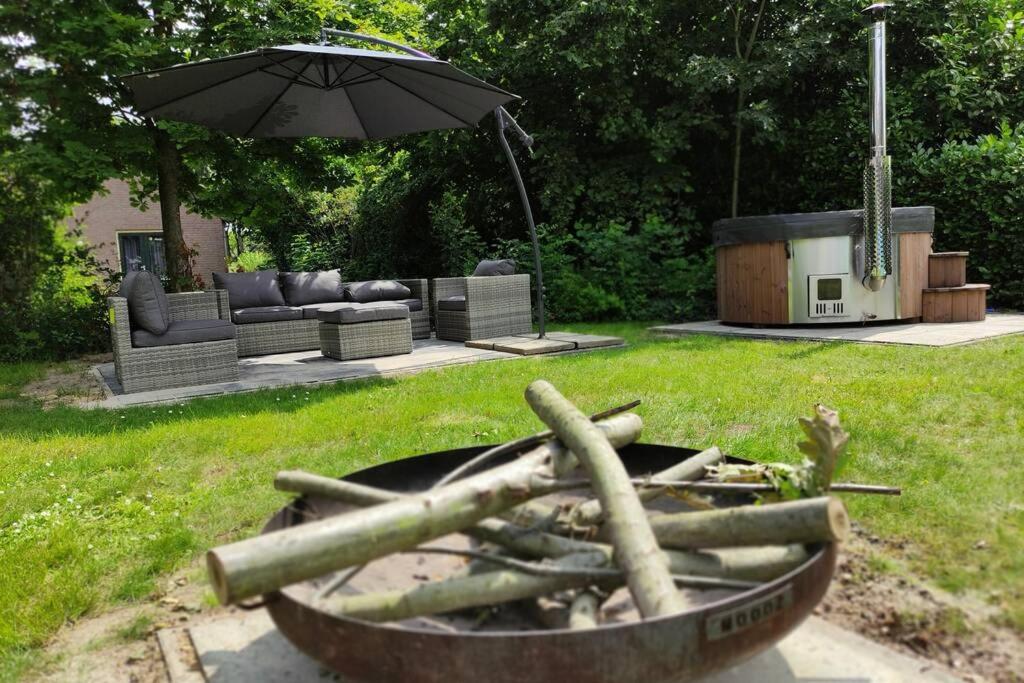 Vrijstaande 6 persoons Bungalow hottub en pizzaoven op vakantiepark - B&B Ewijk