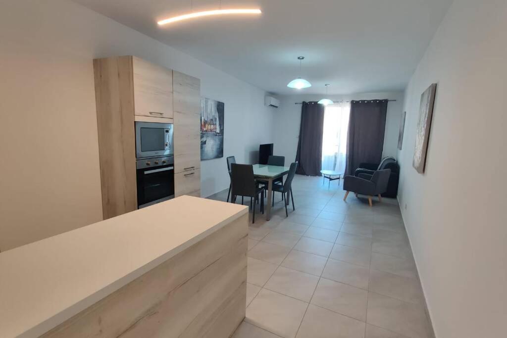 B&B Gżira - Brand new 3 bedroom Apartment close to the sea - Bed and Breakfast Gżira