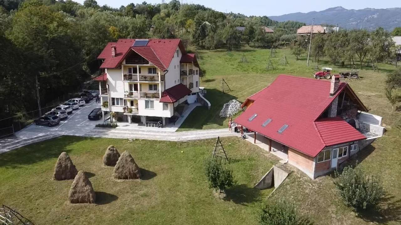 Pensiunea Tiuta - B&B Corbeni