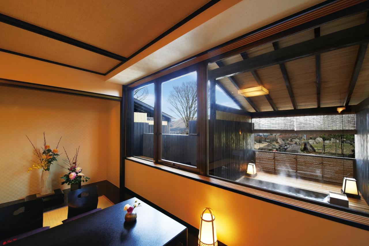Chambre de Luxe avec Coin Tatami et Baignoire en Plein Air