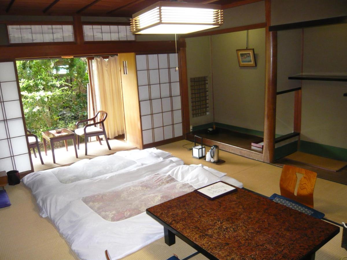 Habitación de estilo japonés con baño compartido