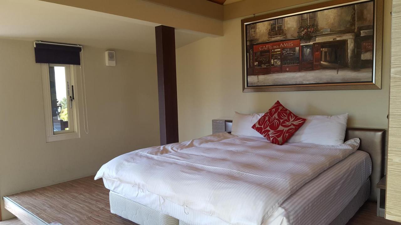 Zimmer mit Queensize-Bett und Gartenblick