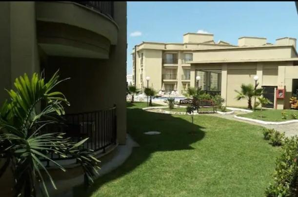 Apartment with Pool View