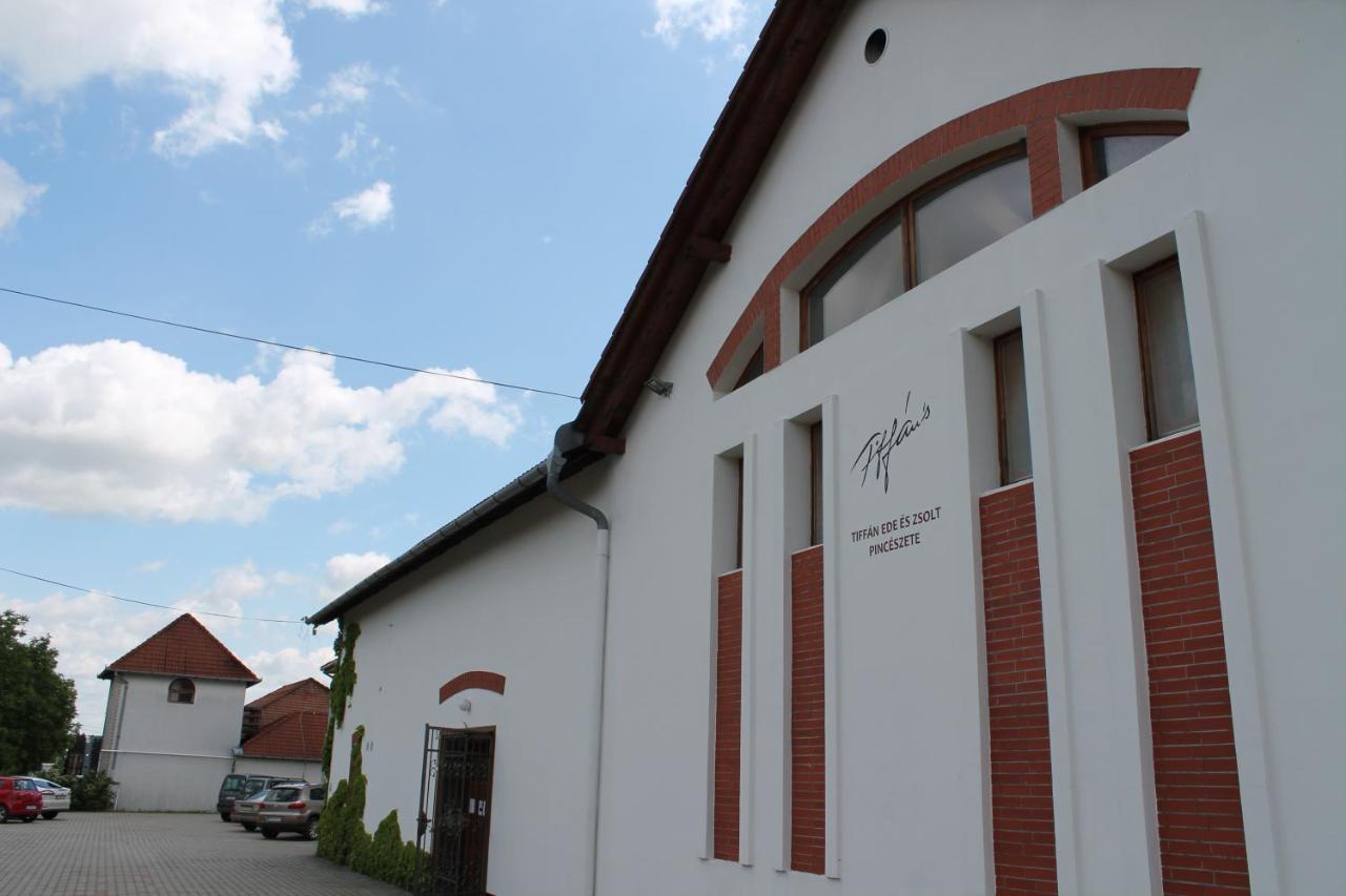 Tiffán's Pincészet és Panzió - B&B Villány