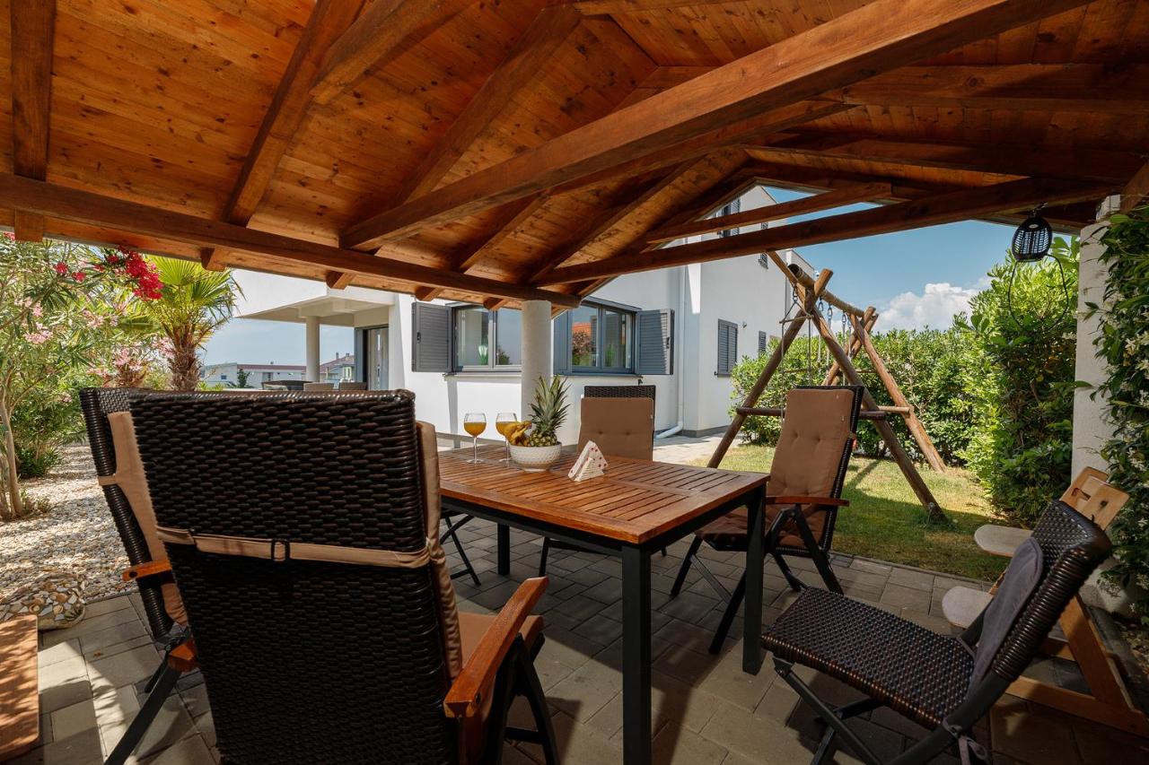 MALO Ferienvilla Privlaka, Pool, Boje, WI-FI, Wallbox - Chambres d’hôtes Privlaka