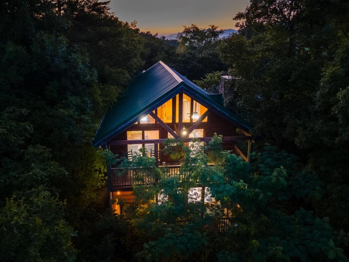 Cozy log cabin!! In heart of PF & close to the Smokies - B&B