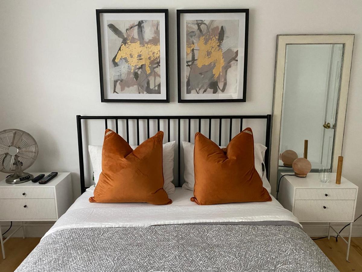 Clearbrooke Gem- Bright Private Bedroom close to YYZ - Bed and Breakfast